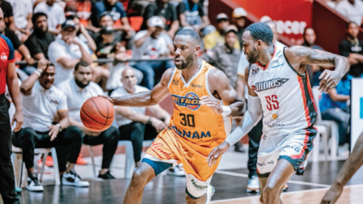 Norris Coles, de los Metros, trata de burlar la defensa de los Indios