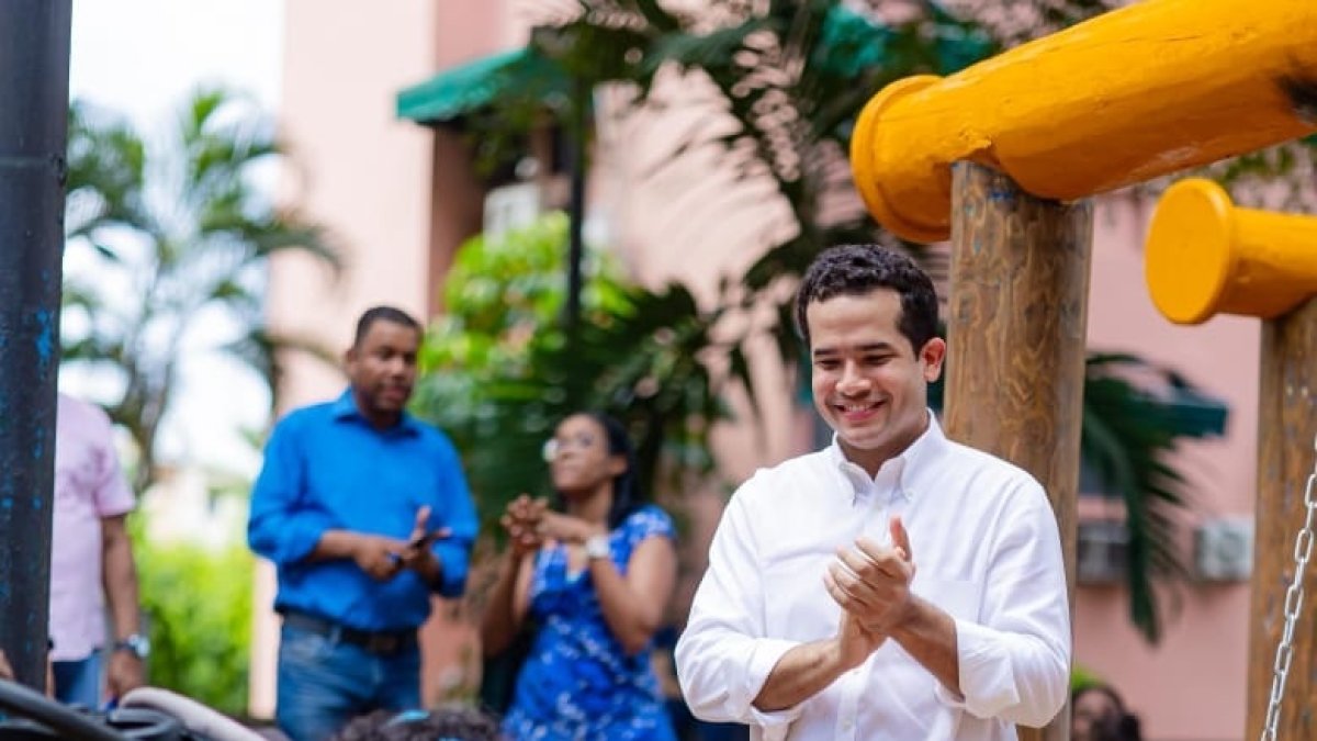 Omar Fernández en el parque  inclusivo