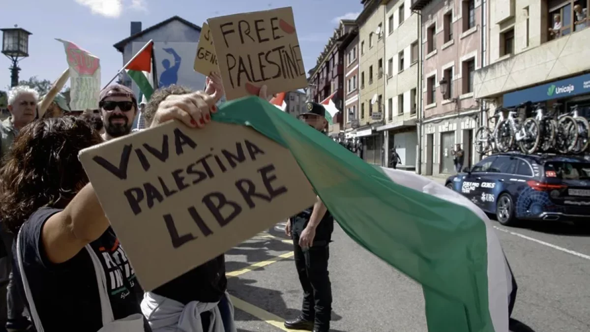 protesta-palestina-vuelta-espana-cantabria-israel