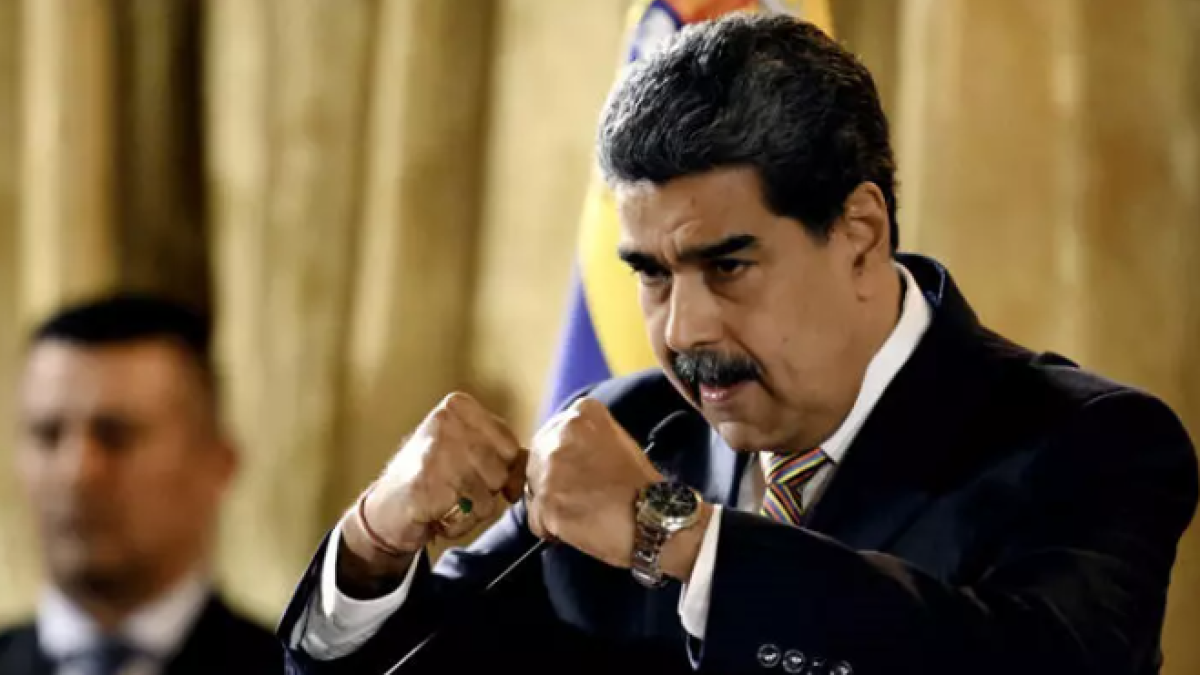 El presidente de Venezuela, Nicolás Maduro, gesticula mientras habla durante una reunión en la Asamblea Nacional en Caracas el 22 de agosto de 2025. El presidente de Venezuela, Nicolás Maduro, denunció el 22 de agosto de 2025 el despliegue militar estadounidense en aguas caribeñas como un plan 