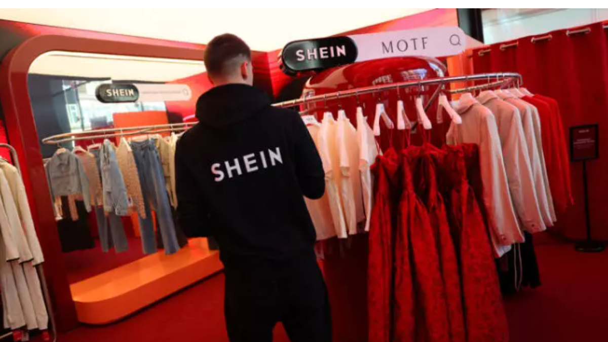 Un empleado de Shein coloca la ropa en una tienda pop-up antes de su apertura, en Londres, el 24 de septiembre de 2025. REUTERS - Isabel Infantes