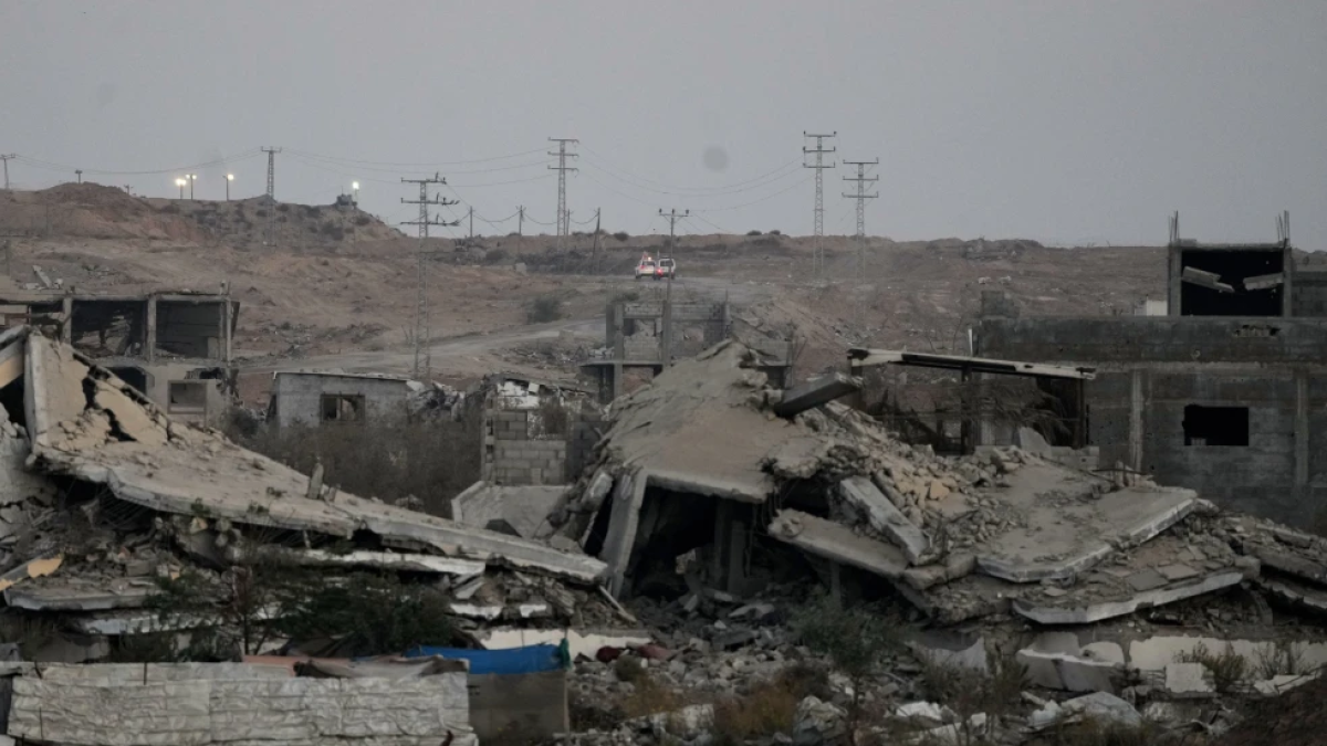 Vehículos de la Cruz Roja que trasladan los restos de dos rehenes entregados por Hamás, se dirigen al cruce fronterizo de Kissufim, para su entrega a las autoridades israelíes, en Deir al-Balah, en el centro de la Franja de Gaza, el 30 de octubre de 2025. (AP Foto/Abdel Kareem Hana)