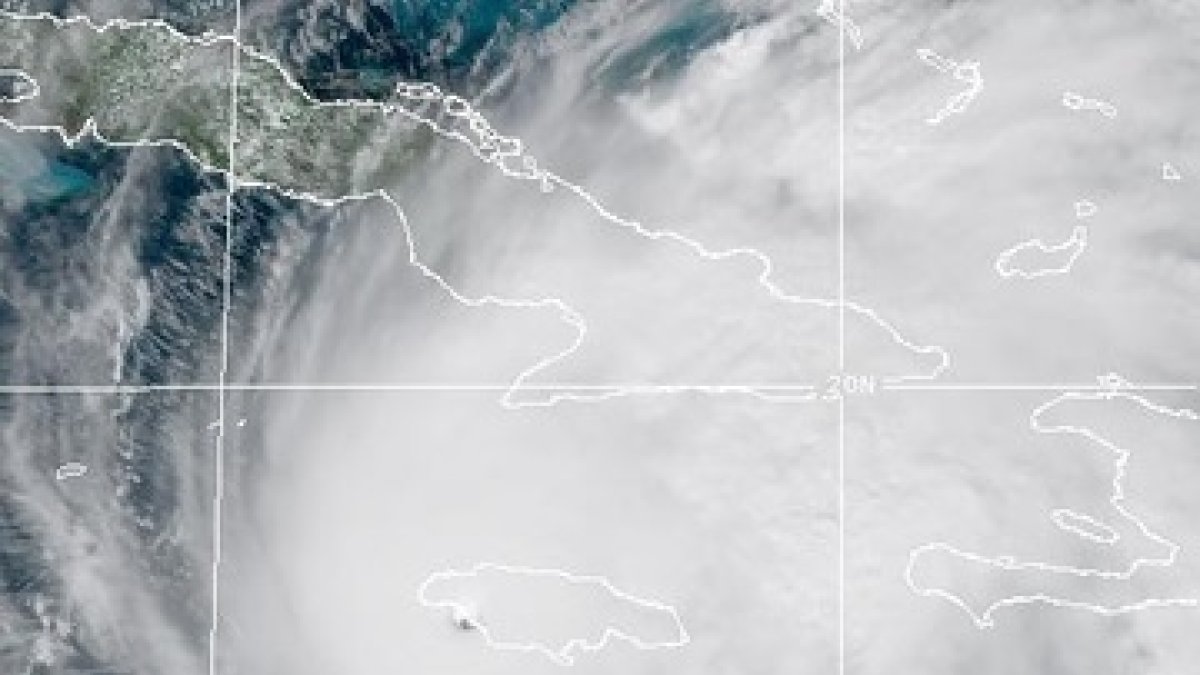 El potente huracán Melissa toca tierra en Jamaica con categoría 5