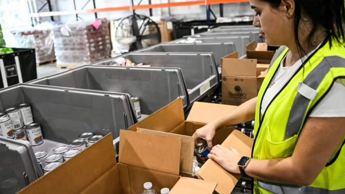 Voluntarios preparan paquetes de ayuda para el huracán Melissa en la sede de Global Empowerment Mission en Miami. Foto: AFP