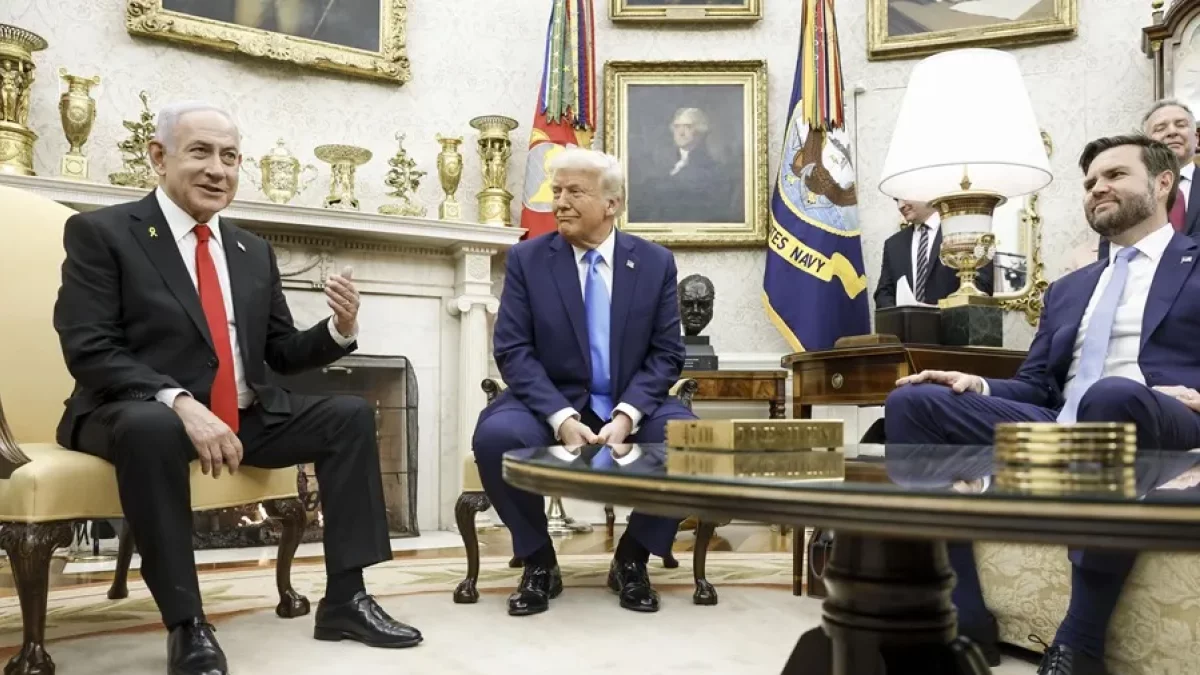 Reunión en la Casa Blanca entre el primer ministro de Israel, Benjamín Netanyahu (i), el presidente de Estados Unidos, Donald Trump (c), y el vicepresidente estadounidense, JD Vance (d). EFE