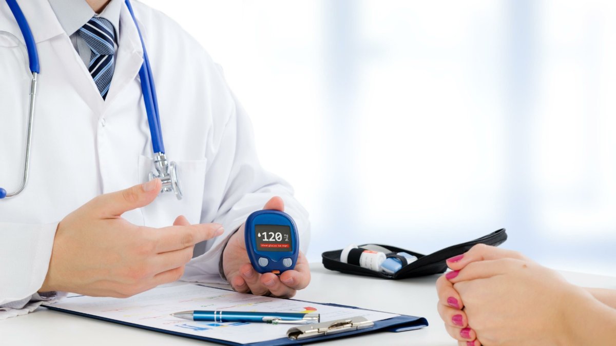 Ir con el especialista para que evalúe la glucosa en sangre es fundamental, tanto si ya ha sido diagnosticado con diabetes como si no sabe si la padece