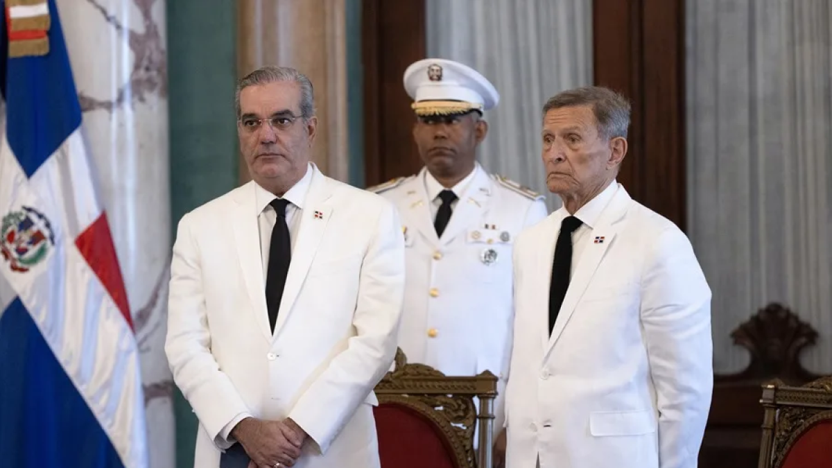 Fotografía de archivo del presidente de República Dominicana, Luis Abinader (i), junto al canciller dominicano, Roberto Álvarez (d). EFE/ Orlando Barría