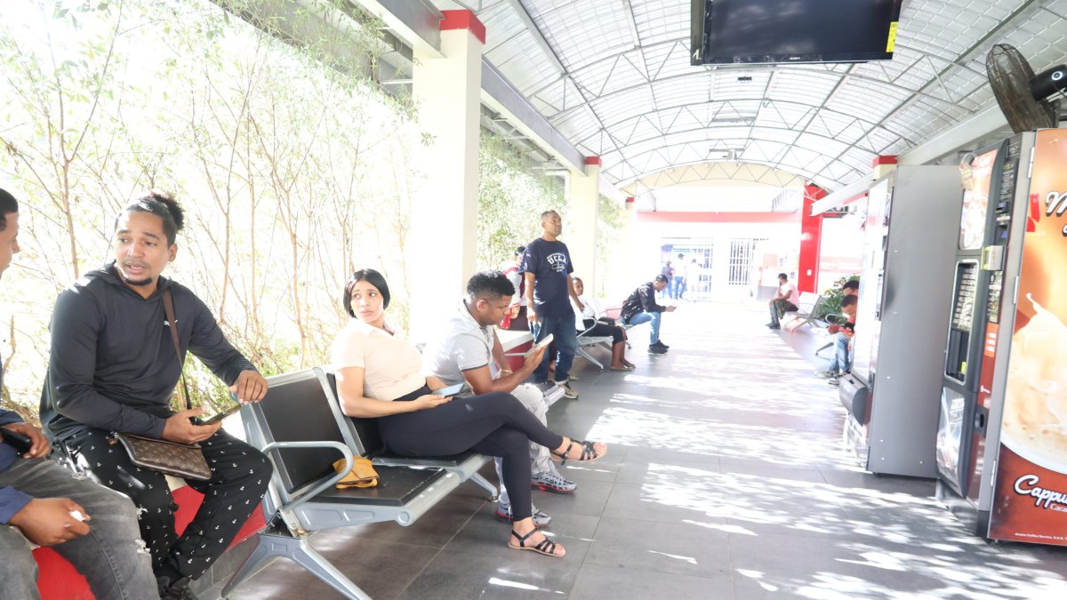 Personas que buscan sangre se ven acosadas por quienes la comercializan en los alrededores 
de la Cruz Roja. HOY/GUILLERMO BURGOS