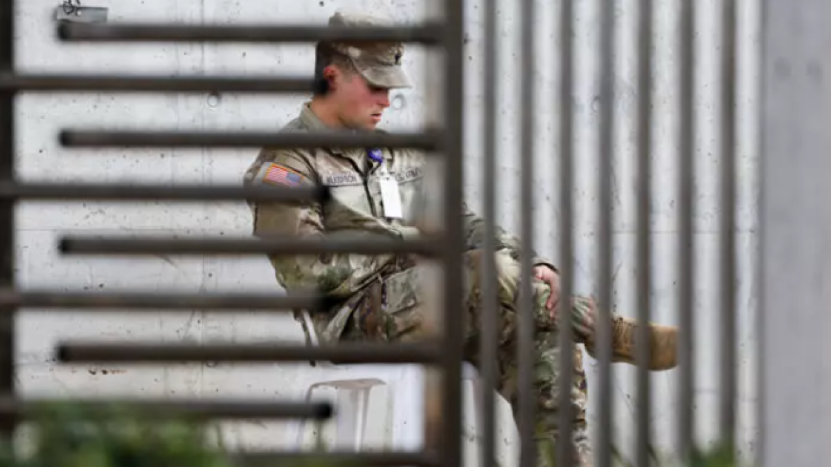 Un militar estadounidense sentado frente al Centro de Coordinación Civil-Militar, el día de la visita del secretario de Estado estadounidense Marco Rubio, en Kiryat Gat, al sur de Israel, el 24 de octubre de 2025. © Amir Cohen / Reuters