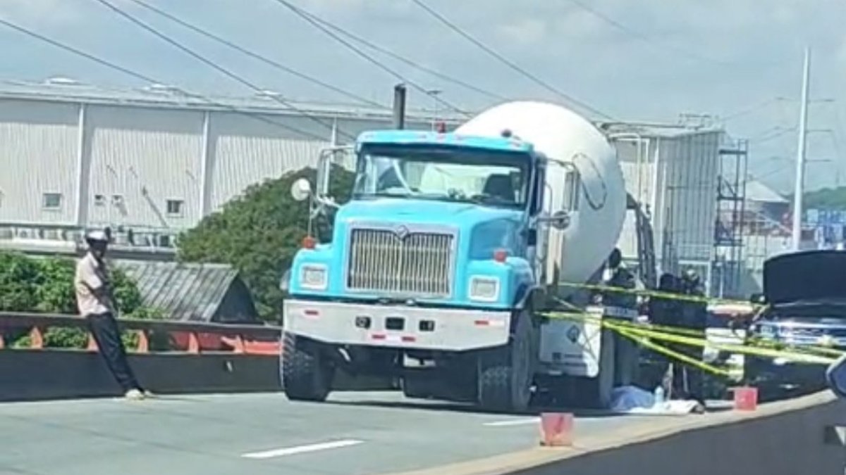 Accidente de tránsito entre tres vehículos deja a una persona fallecida.