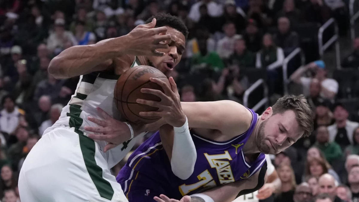 Doncic anota 41 puntos, Reaves añade 25 mientras los Lakers se imponen por 119-95 contra los Bucks