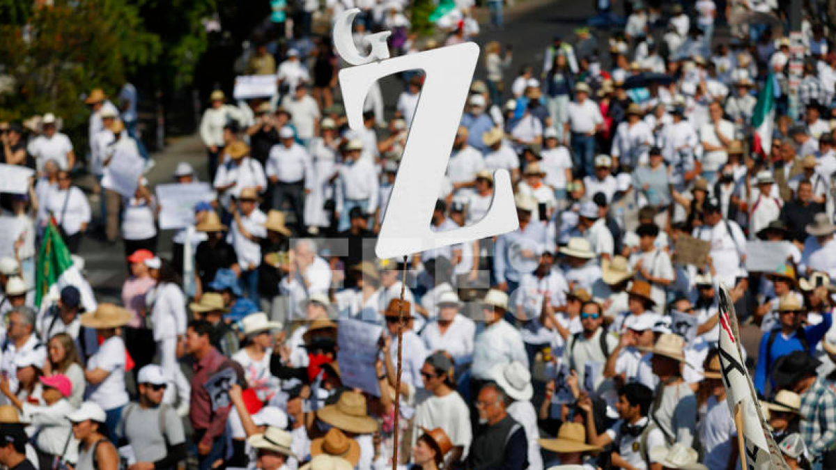 Personas participan en una protesta este sábado, en la ciudad de Guadalajara (México).