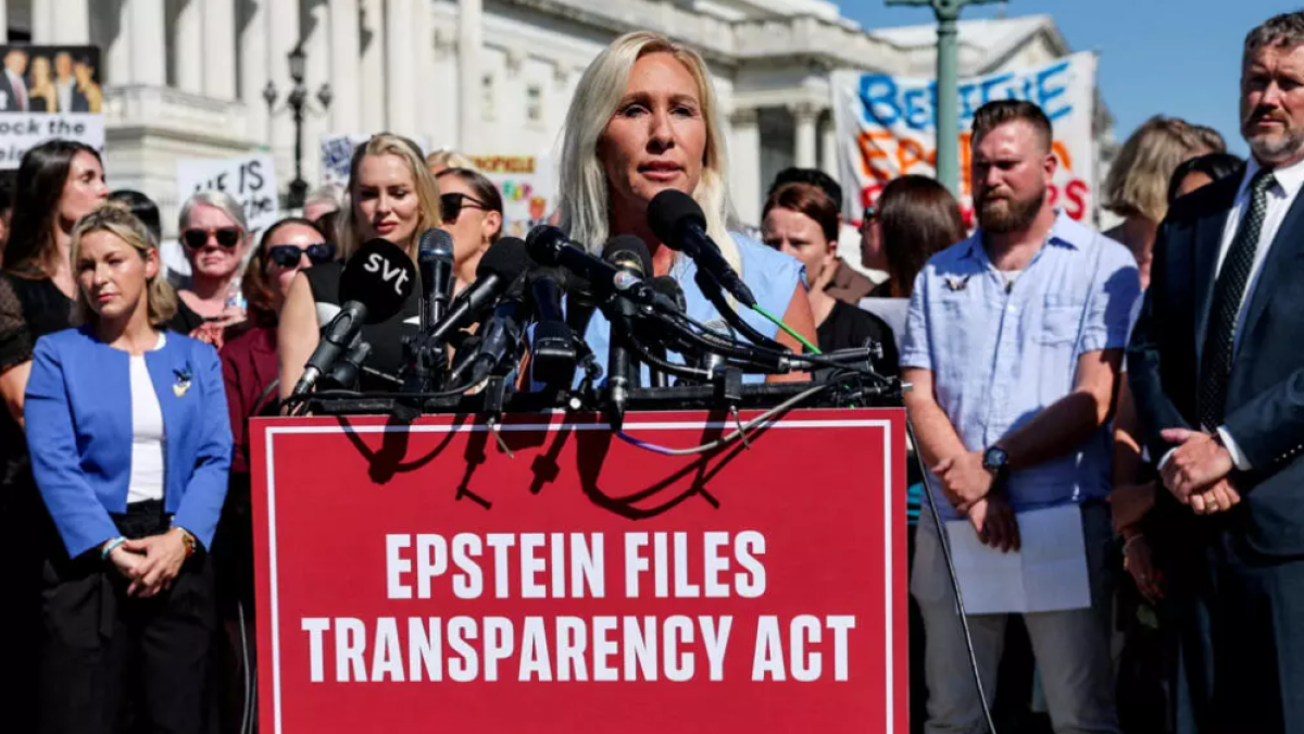 Marjorie Taylor Greene, congresista del movimiento de ultraderecha MAGA a la que Trump retiró su apoyo el sábado, aseguró en esa rueda de prensa que la ruptura con el presidente