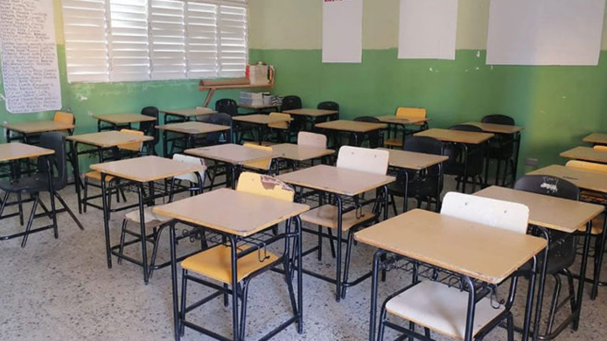 Aula de la República Dominicana sin estudiantes ni profesores