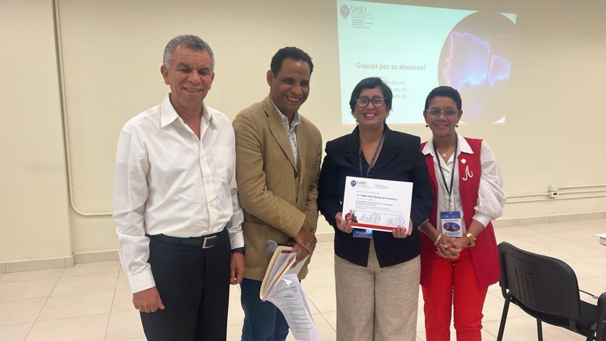 De izquierda a derecha, el director de la Escuela de Mercadotecnia, UASD, maestro José Burgos, la maestra Hilda Feliz y la maestra Aldelys Rodriguez, directora Escuela de Administración , UASDl