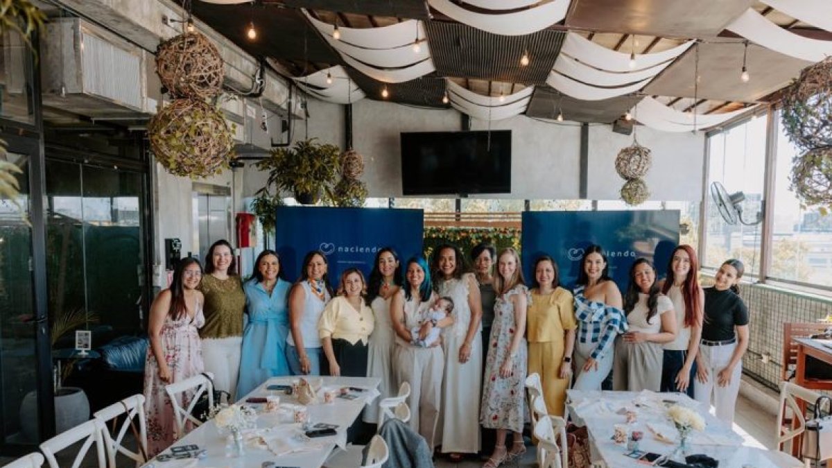 Sary Méndez junto a miembros y seguidoras de la plataforma.