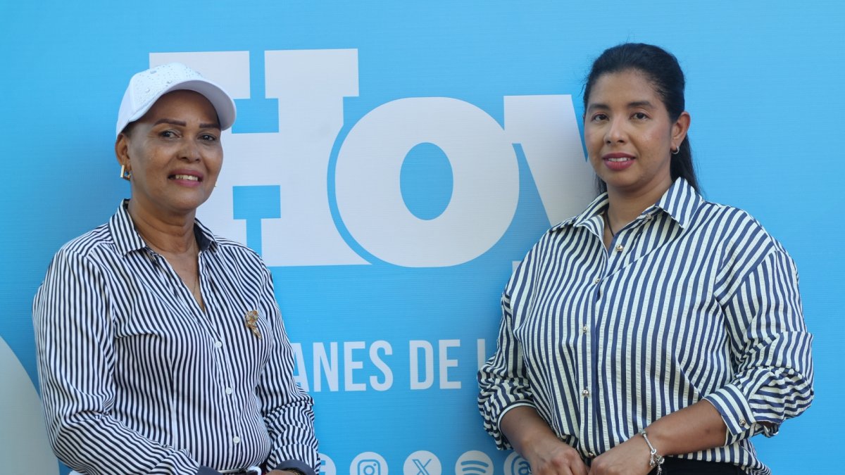 Evelin Amarilis Pereira encargada del orfanato ‘Ama a tu prójimo’ y Carolina Peralta responsable de marca de HOY.