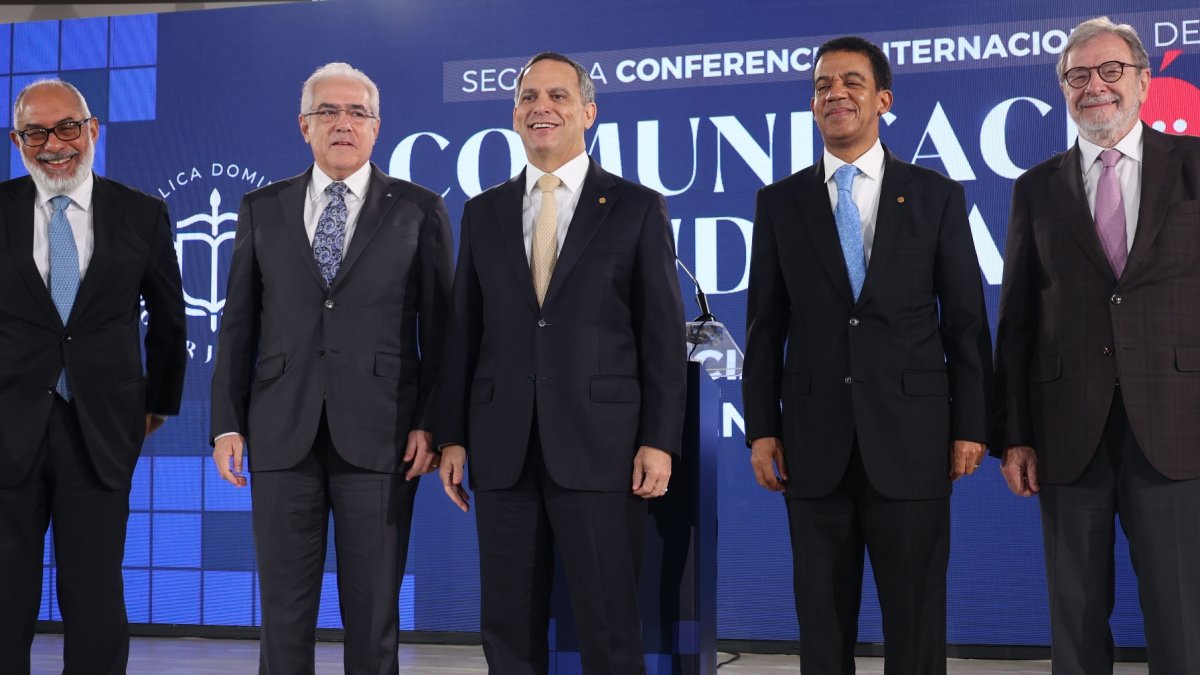 El presidente del PJ Luis Henry Molina, junto varios de los expositores en la apertura de la Conferencia Internacional  retos ecosistema digital.