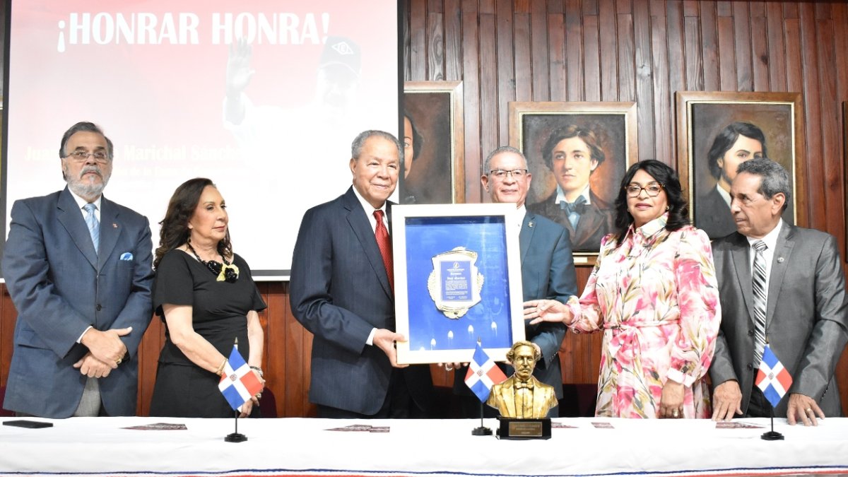 El doctor Wilson Gómez entrega la placa de reconocimiento a Juan Marichal, acompañado de su esposa Alma de Marichal, Figuran Ricky Noboa y César Medina.