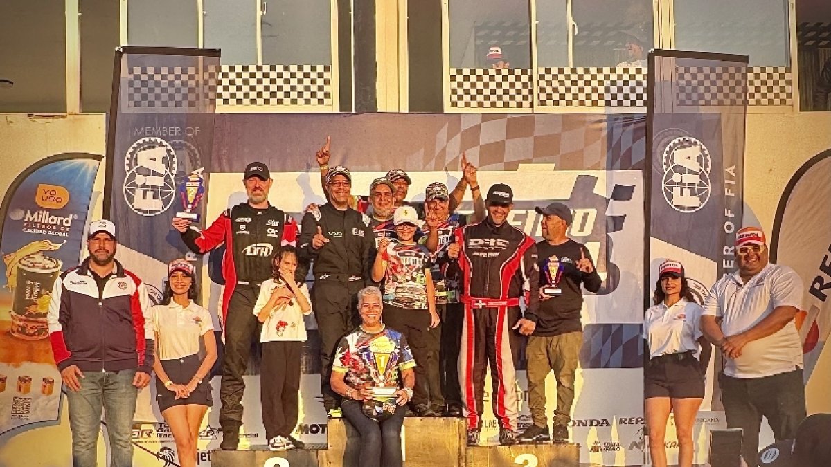 Jonathan Basden celebra  con integrantes de su equipo.