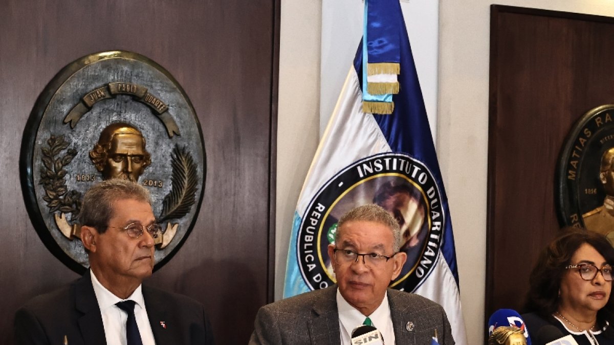 Al centro Wilson Gómez, presidente de Instituto Duartiano,  acompañdo de miembros.   Arlenis Castillo.