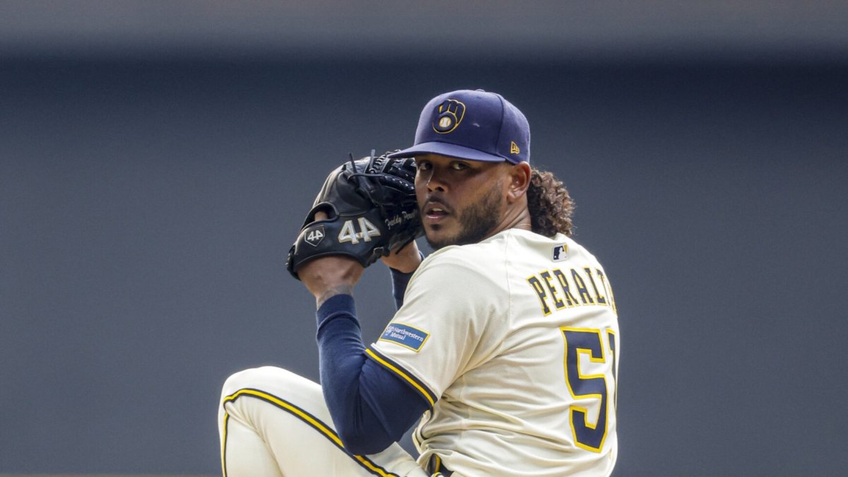 El dominicano 
Freddy Peralta,  lanzador abridor de los Cerveceros de Milwaukee, durante una de sus actuaciones en la actual temporada de las  Grandes Ligas