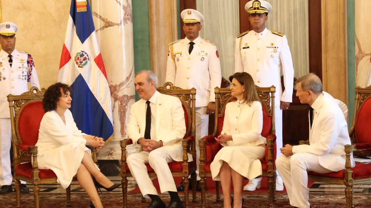 Lorea Arribalzaga, de España, presenta sus cartas al presidente Luis Abinader.