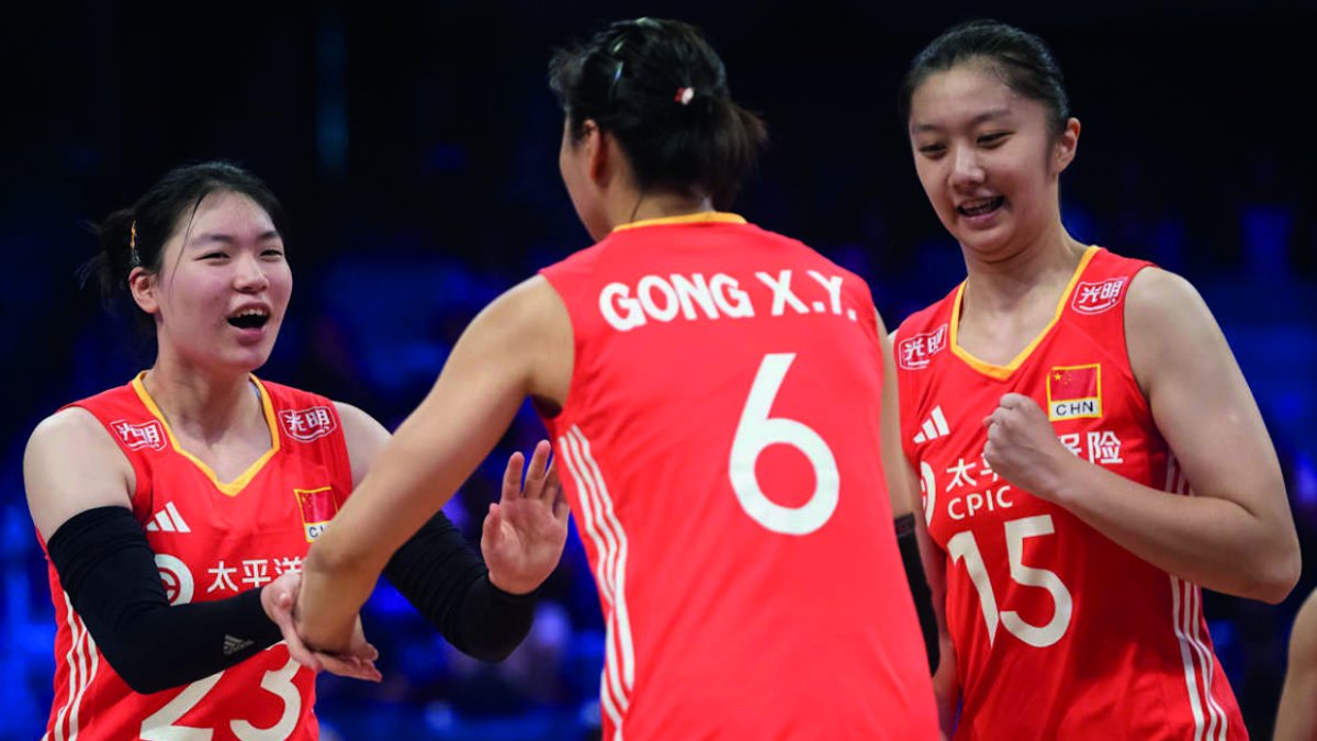 Las jugadoras de China celebran su triunfo bien peleado 3-2 sobre la República Dominicana en la VNL