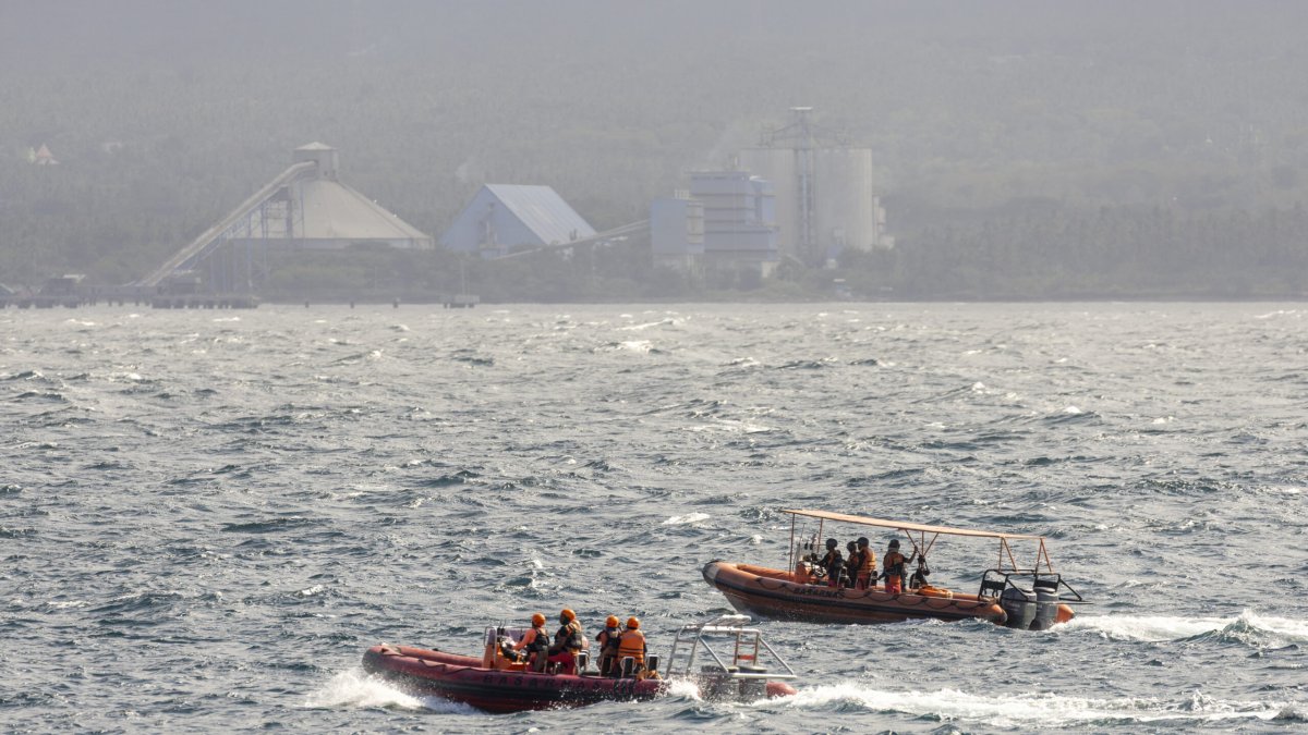 Rescatistas realizan operaciones de búsqueda tras el naufragio de un ferry cerca del puerto de Gilimanuk, Bali, Indonesia, el 3 de julio de 2025. Al menos cuatro personas fallecieron y decenas están desaparecidas. EFE