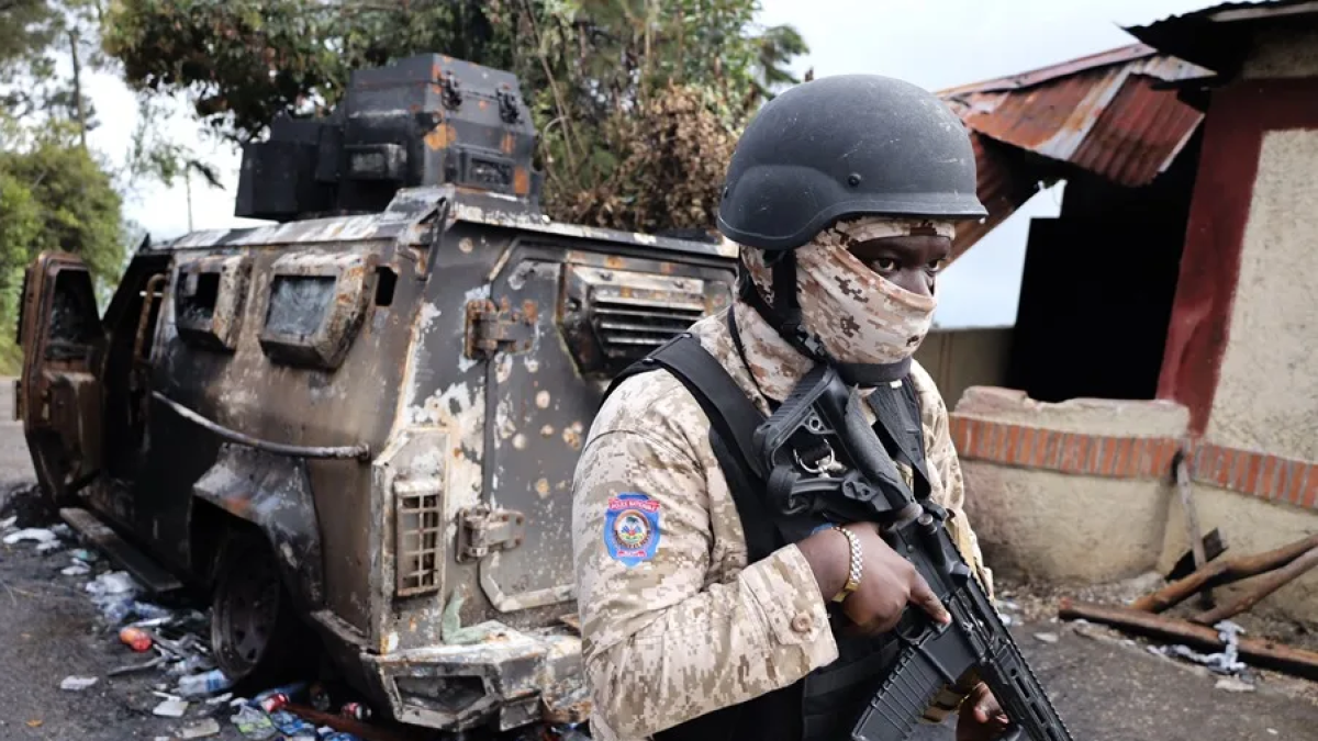 Fotografía de archivo de un integrante de la Policía Nacional de Haití (PNH) patrulla tras el ataque de una pandilla, en Kenscoff (Haití). EFE/ Patrice Noel