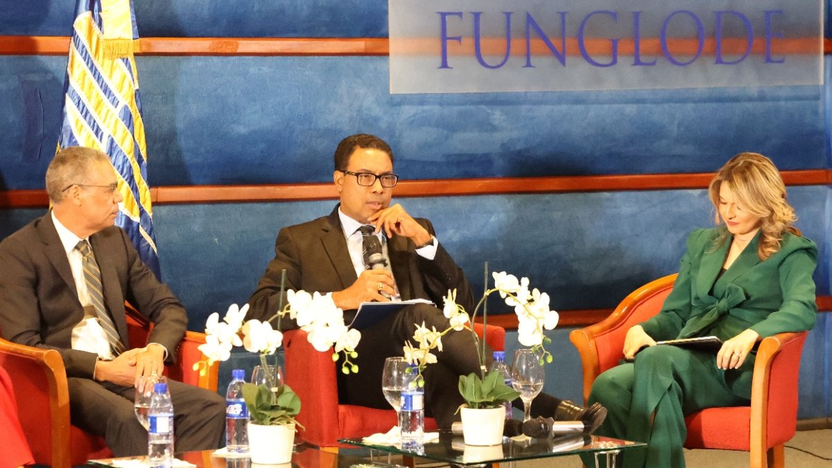 Panelistas Hermógenes Costa, Namphi Rodríguez y Ana Carolina Blanco. José Francisco.