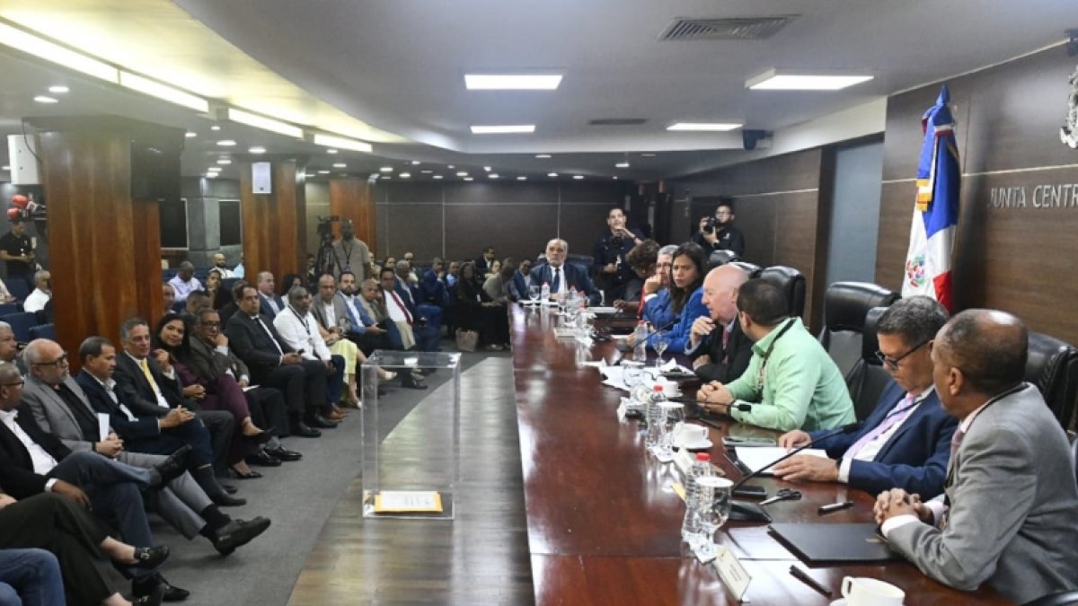 Comité  Compras, representantes empresas y partidos.