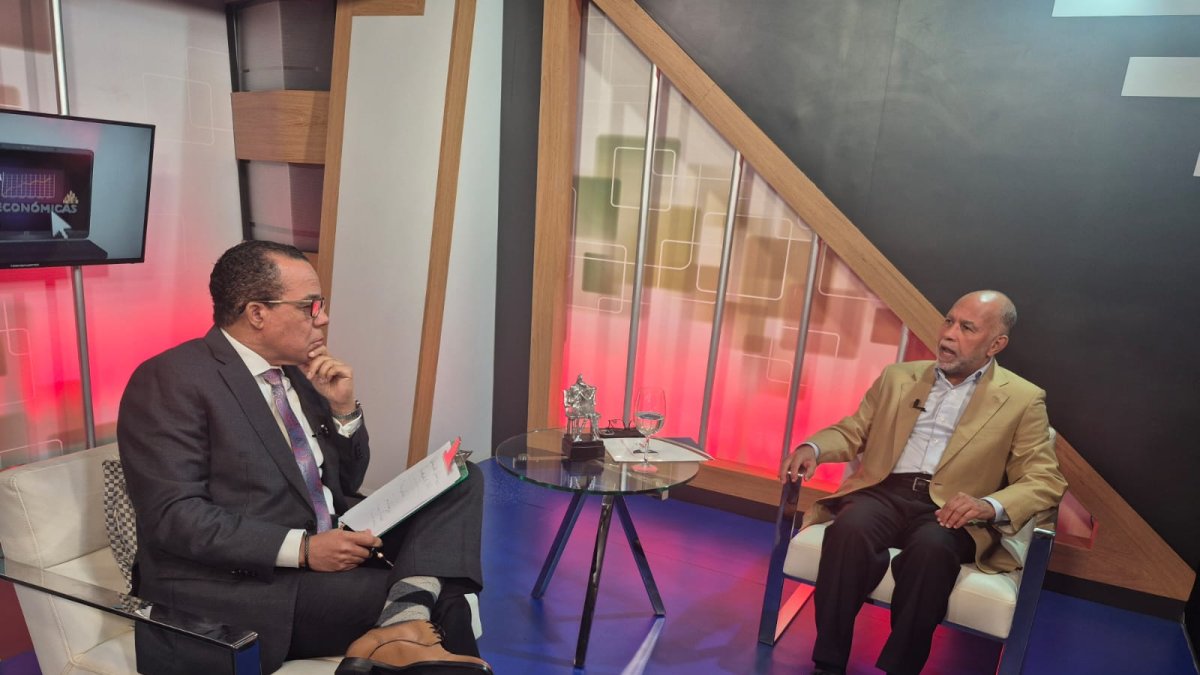 Aulas móviles: un infierno para maestros y alumnos en República Dominicana, dice Eduardo Hidalgo