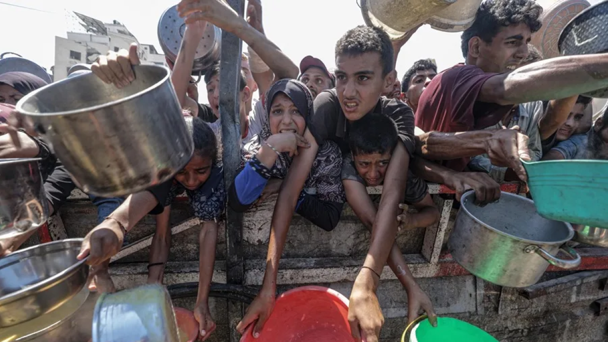 Imagen reciente de palestinos desplazados mientras esperan recibir comida en una cocina benéfica, en la ciudad de Gaza. EFE/EPA/Mohammed Saber