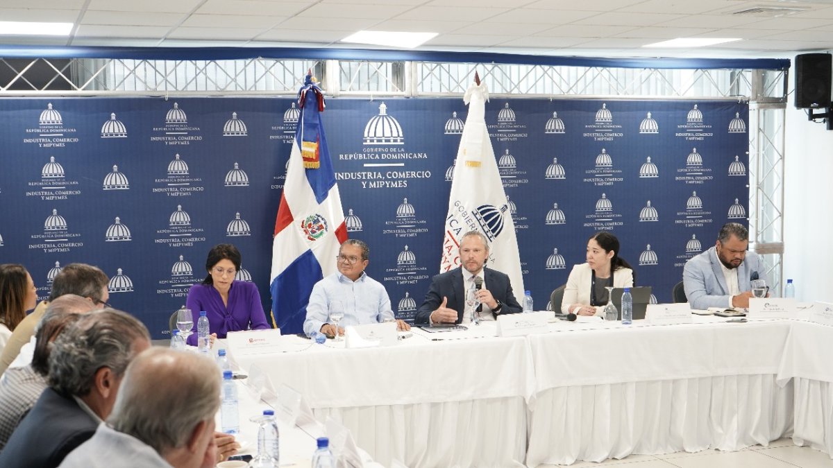 Miembros del Consejo Directivo del CNZFE durante la reunión.