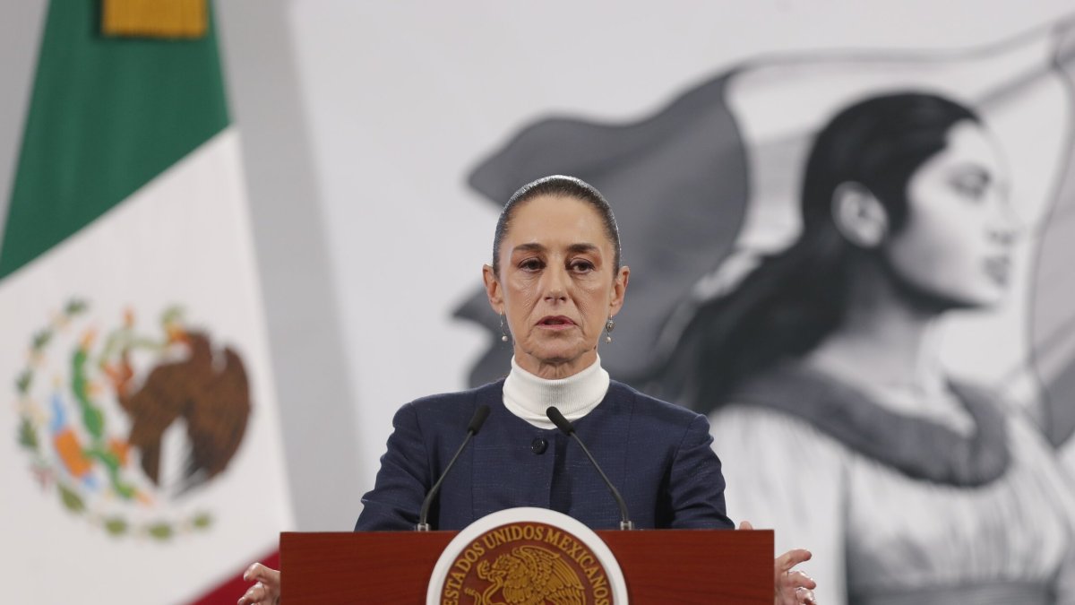 La presidenta de México, Claudia Sheinbaum, participa este lunes durante una rueda de prensa en Palacio Nacional en la Ciudad de México (México). EFE