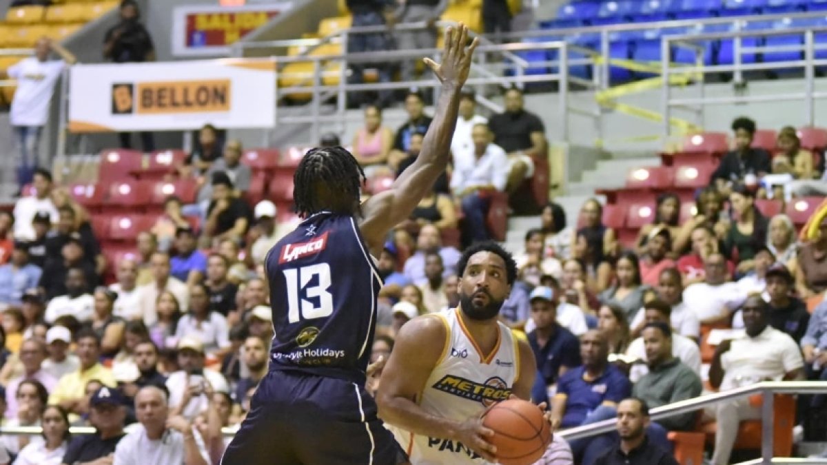 Juan Guerrero, defendido por jugador de los Marineros.