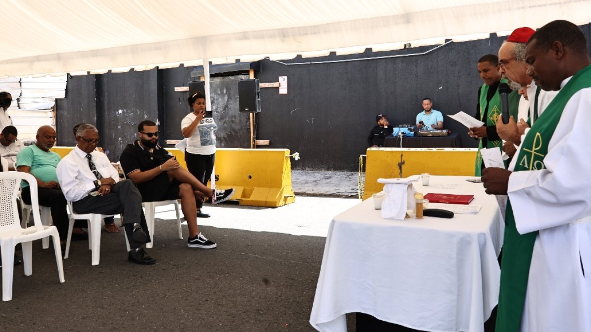 Cada vez acuden menos personas a misa por Jet Set.  Arlenis Castillo.