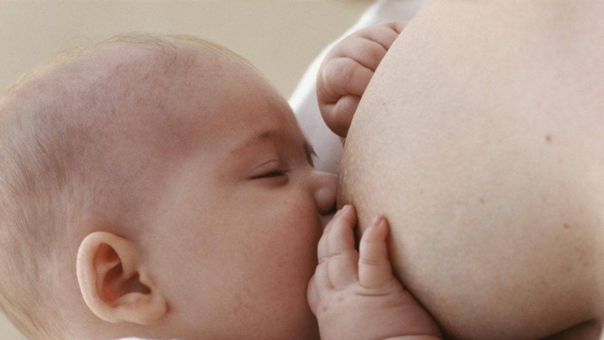 Imagen de una madre dando el pecho a su hijo