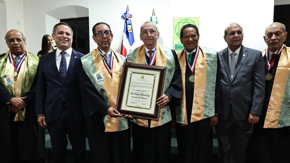 Jorge Subero Isa recibe certificado de miembro de la Academia de Ciencias, Olga de la Cruz.