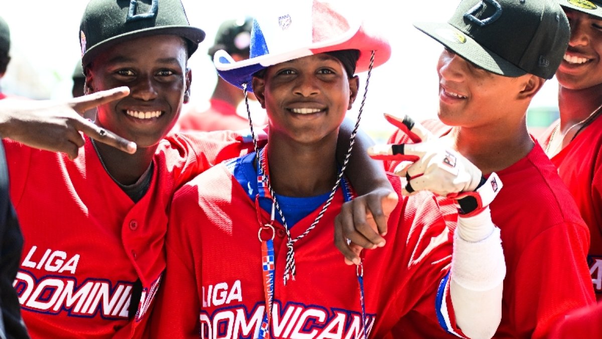 Los peloteros dominicanos celebran su triunfo.