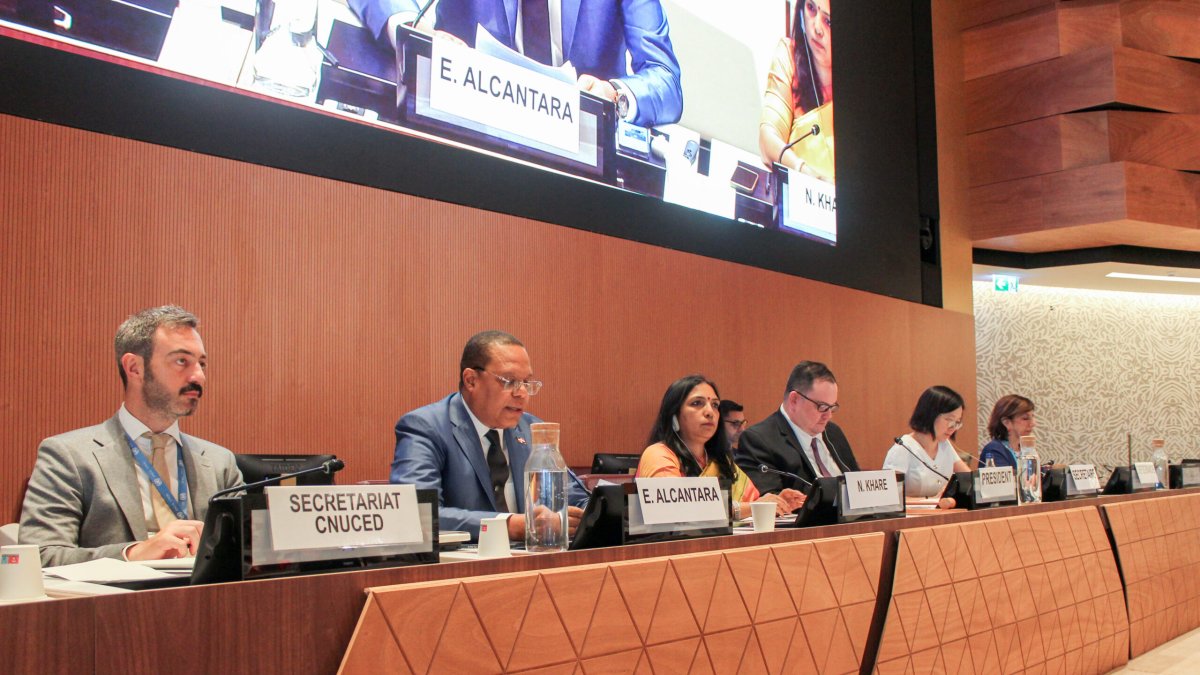 (foto) Ginebra, Suiza.- El director ejecutivo de Pro Consumidor, Eddy Alcántara, habla en la 9na. Conferencia sobre Competencia y Protección al Consumidor que se celebra en este ciudad, con la asistenc