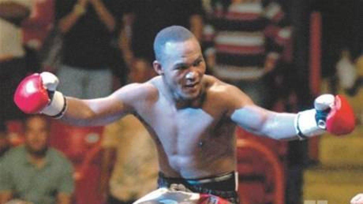 Joan Guzmán es cargado por fanáticos  después de lograr una victoria.