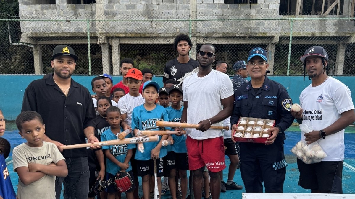 Steward Berroa y el general Mateo Moquete, entregan utilería.
