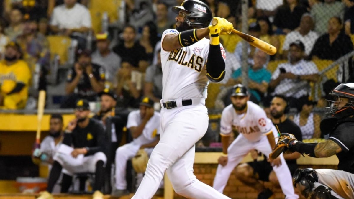 Aderlin Rodríguez pegó hit en el juego anoche.  (Hoy/Tony Nuñez)