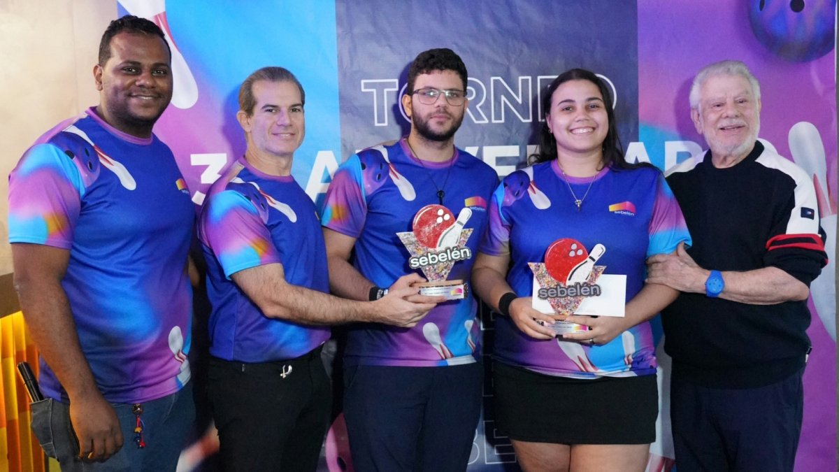 Rolando Sebelén , Raffy Sebelén y Junior Luna, premian a María de los Santos y Leonardo  Ardente, campeones.