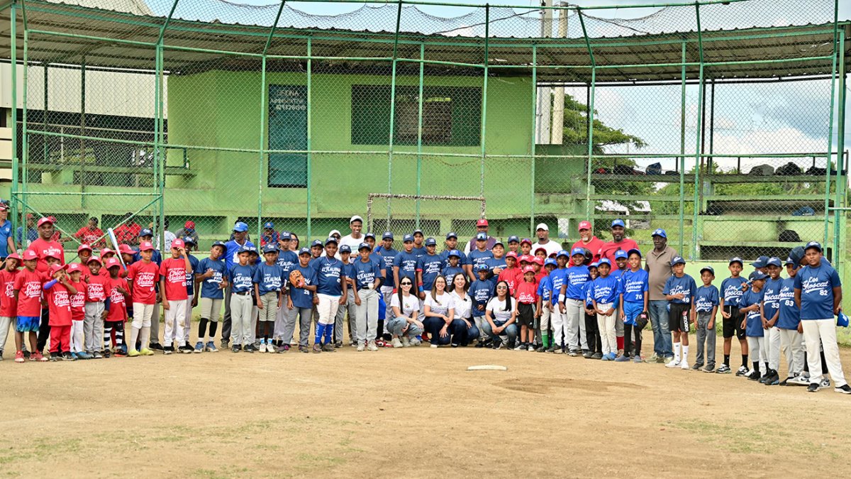 Ejecutivos de EGEPC, junto a los niños de las ligas.