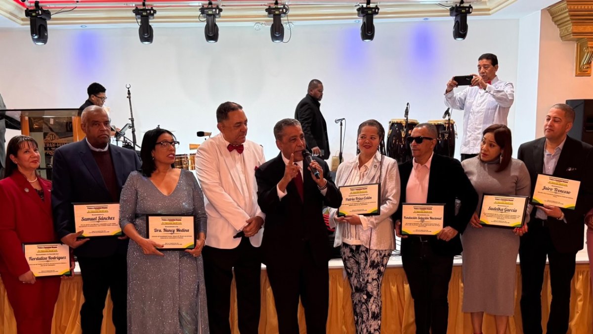 Adriano Espaillat celebra