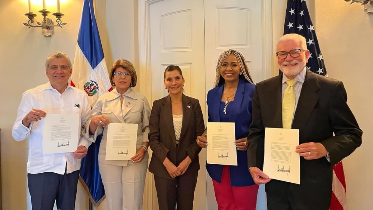 Foro de Mujeres en Defensa de la Vida y la Familia se reúne con la embajadora Leah F. Campos
