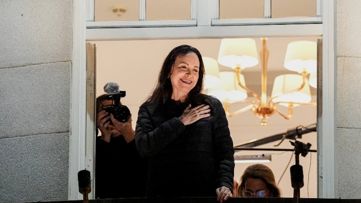 María Corina  Machado saluda  seguidores en  Oslo. AP